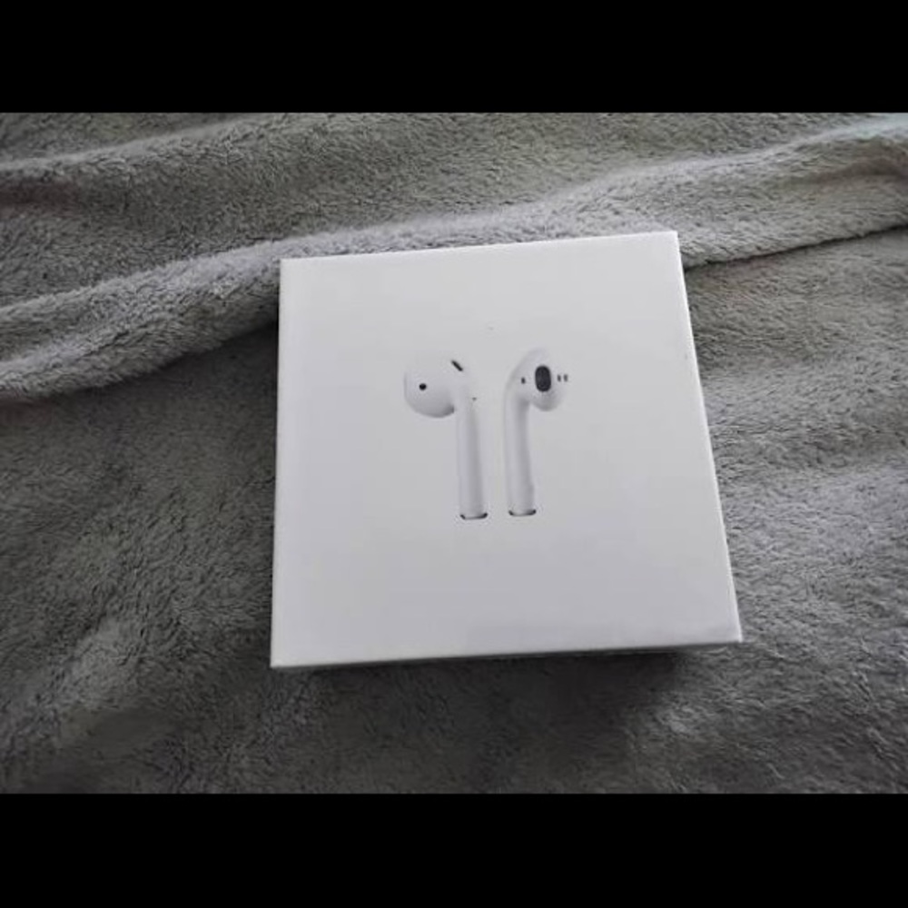 Apple AirPods (2nd Gen) w/ Charging Case BRAND NEW